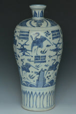 A LATE MING DYNASTY BLUE AND WHITE MEIPING VASE