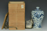 A LATE MING DYNASTY BLUE AND WHITE DRAGON VASE AND BOX