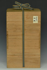 A LATE MING DYNASTY BLUE AND WHITE DRAGON VASE AND BOX