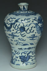 A LATE MING DYNASTY BLUE AND WHITE DRAGON VASE AND BOX