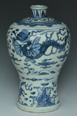 A LATE MING DYNASTY BLUE AND WHITE DRAGON VASE AND BOX