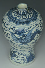 A LATE MING DYNASTY BLUE AND WHITE DRAGON VASE AND BOX