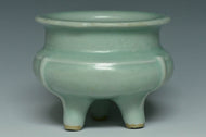 A SONG DYNASTY LONGQUAN CELADON TRIPOD INCENSE BURNER