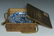 A MING DYNASTY BLUE AND WHITE DRAGON DISH WANLI MARK AND PERIOD AND BOX