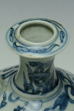 A LATE MING DYNASTY BLUE AND WHITE KENDI