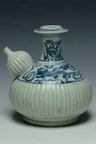 A LATE MING DYNASTY BLUE AND WHITE KENDI