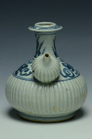 A LATE MING DYNASTY BLUE AND WHITE KENDI