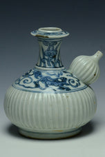 A LATE MING DYNASTY BLUE AND WHITE KENDI