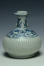A LATE MING DYNASTY BLUE AND WHITE KENDI