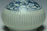A LATE MING DYNASTY BLUE AND WHITE KENDI