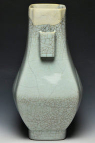 A QING DYNASTY GUAN TYPE VASE TONGZHI MARK AND PERIOD