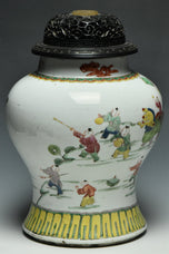 A QING DYNASTY FAMILLE ROSE BOYS JAR WITH WOODEN COVER YONGZHENG PERIOD