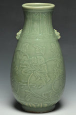 A MING DYNASTY LONGQUAN CELADON GLAZED VASE