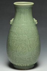 A MING DYNASTY LONGQUAN CELADON GLAZED VASE