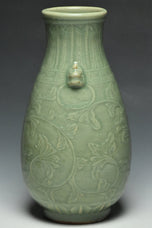 A MING DYNASTY LONGQUAN CELADON GLAZED VASE
