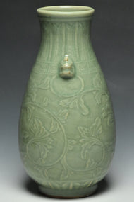 A MING DYNASTY LONGQUAN CELADON GLAZED VASE