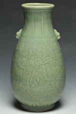 A MING DYNASTY LONGQUAN CELADON GLAZED VASE