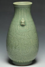 A MING DYNASTY LONGQUAN CELADON GLAZED VASE