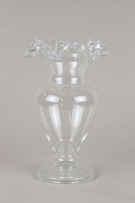 20TH CENTURY, AUSTRIA, ART NOUVEAU, FRILLY GLASS VASE, CIRCA 1910